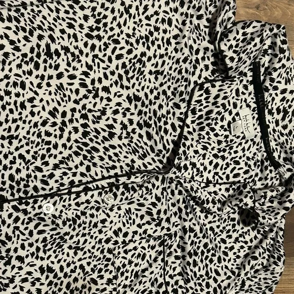 Michelle Miller two piece shirt and shorts lounge set. Size large with - Picture 4 of 5